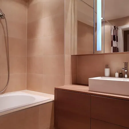 Lake View 2 Bedroom 公寓 *